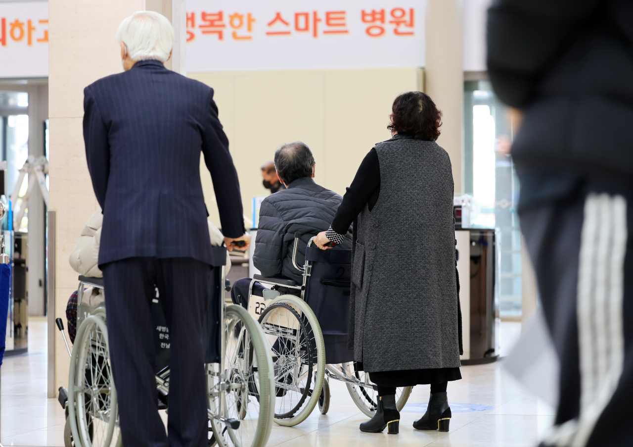 정부의 의대 정원 증원 방침에 반발한 전공의 집단행동이 장기화하는 28일 오전 광주 동구 전남대학교병원에서 환자와 보호자들이 이동하고 있다. 연합뉴스