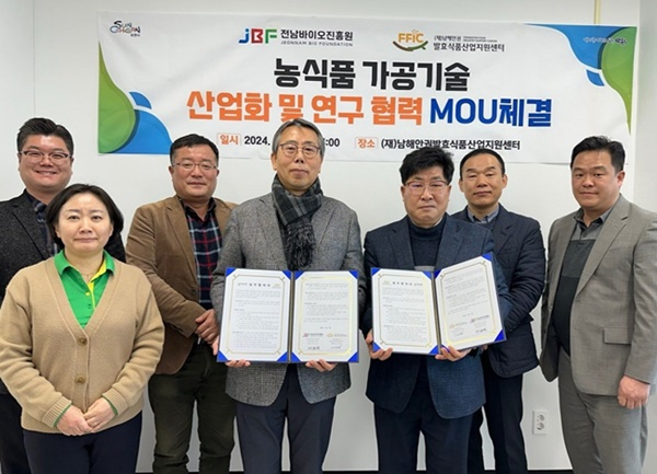 전남바이오진흥원 식품산업센터 연윤열 센터장(왼쪽)과 남해안권발효식품센터 김광현 센터장.