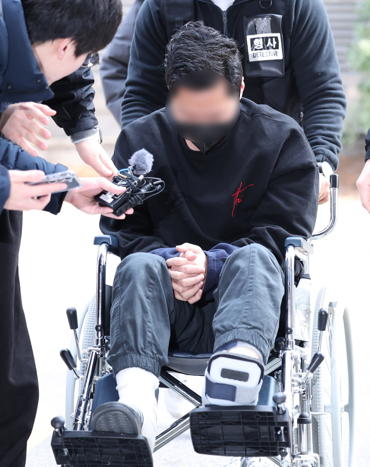 아내를 자택에 감금한 채 성인방송 출연을 강요한 혐의 등을 받는 30대 전직 군인이 4일 오후 구속 전 피의자 심문(영장실질심사)을 받기 위해 인천지법으로 들어서고 있다. [연합]