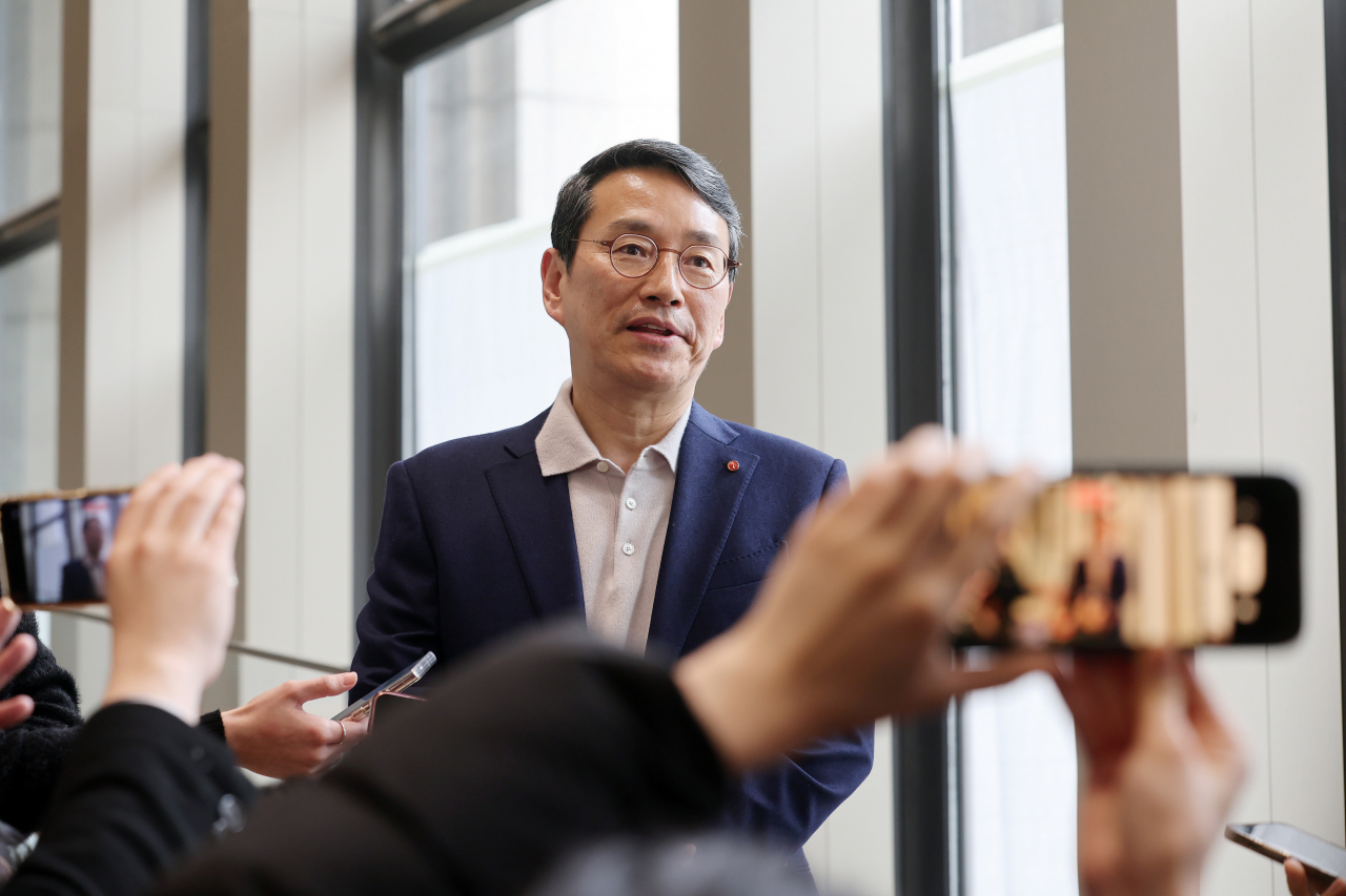 LG전자 CEO인 조주완 대표이사 사장이 28일 오후 마크 저커버그 메타 최고경영자(CEO)와 오찬을 겸한 회동을 한 뒤 서울 영등포구 LG트윈타워에서 취재진의 질문에 답하고 있다. [연합]