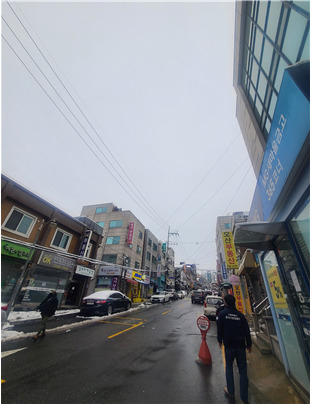 서울시 민생사법경찰단은 지난해 전세사기 중개에 가담한 공인중개사 13명과 중개보조원 10명 등 23명을 공인중개사법 위반 혐의로 입건하고 이 중 21명을 검찰에 송치했다고 28일 밝혔다. 사진은 민생사법경찰단의 중개사무소 밀집지역 점검 장면.[서울시 제공]