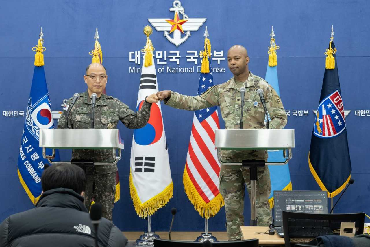 한국과 미국은 오는 4일부터 14일까지 11일 간 ‘자유의 방패(FS)’ 연합연습을 시행한다고 28일 공동발표했다. 이성준(왼쪽, 대령) 합참 공보실장과 아이작 테일러(대령) 한미연합사 공보실장이 FS 연습 계획 공동발표도 주먹을 부딪히며 사진을 촬영하고 있다. [합참 제공]