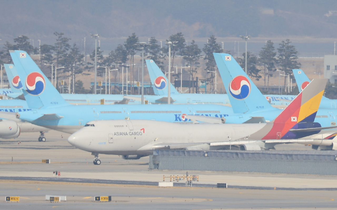 인천국제공항 전망대에서 바라본 공항 계류장에 아시아나와 대한항공 항공기가 주차돼 있따. [연합]