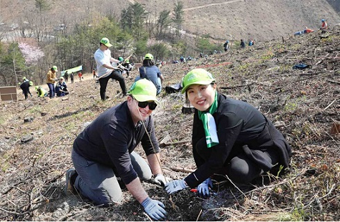 지난해 동해에서 열린 신혼부부 나무심기 참여자들. [유한킴벌리 제공]