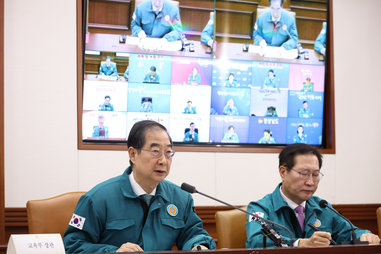 정부가 집단행동에 나선 전공의와 의대생들에게 제시한 현업 복귀 시한을 하루 앞둔 28일 오후 한덕수 국무총리가 서울 종로구 정부서울청사에서 열린 의사 집단행동 관련 중앙재난안전대책본부 회의에 참석해 발언하고 있다. 연합뉴스