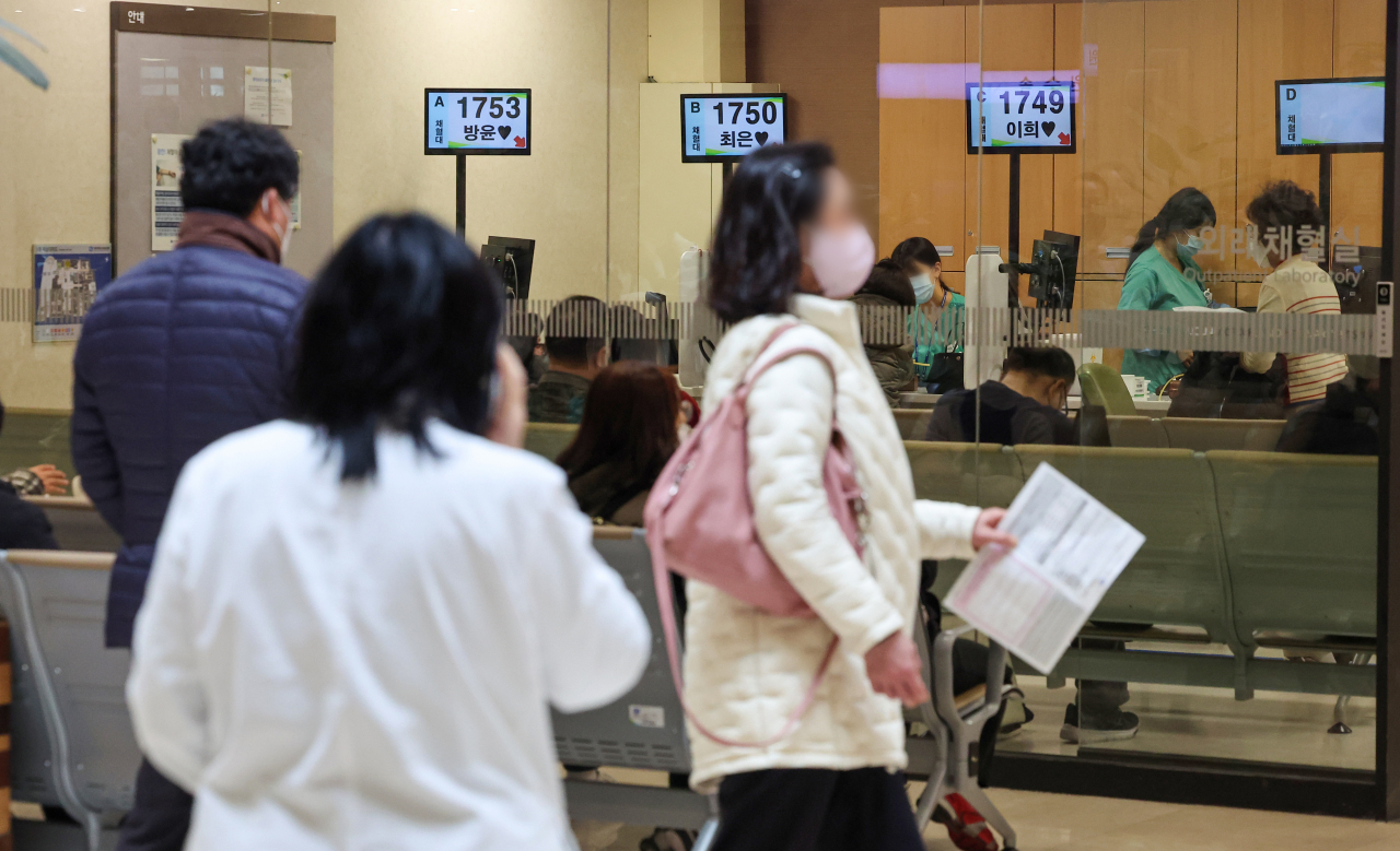의대 정원 증원에 반발하는 전공의들의 집단이탈이 장기화하는 가운데 28일 오전 서울 시내 한 대형병원 채혈실 앞이 환자와 의료진 등으로 붐비고 있다. [연합]