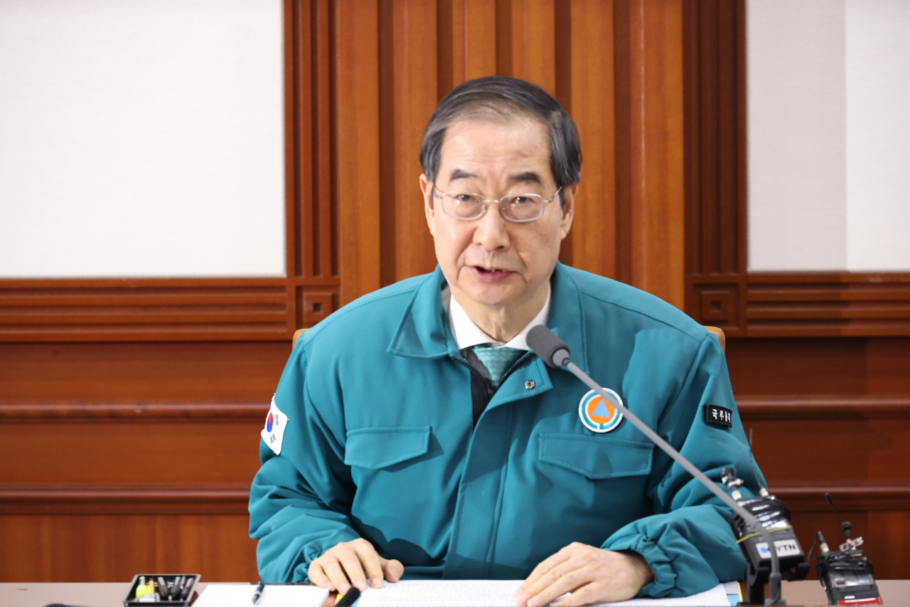 정부가 집단행동에 나선 전공의와 의대생들에게 제시한 현업 복귀 시한을 하루 앞둔 28일 오후 한덕수 국무총리가 서울 종로구 정부서울청사에서 열린 의사 집단행동 관련 중앙재난안전대책본부 회의에 참석해 발언하고 있다. [연합]