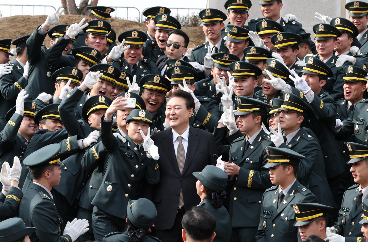 윤석열 대통령이 28일 충북 괴산군 육군학생군사학교에서 열린 2024년 학군장교 임관식 뒤 임관 소위들과 함께 기념촬영을 하고 있다. [연합]