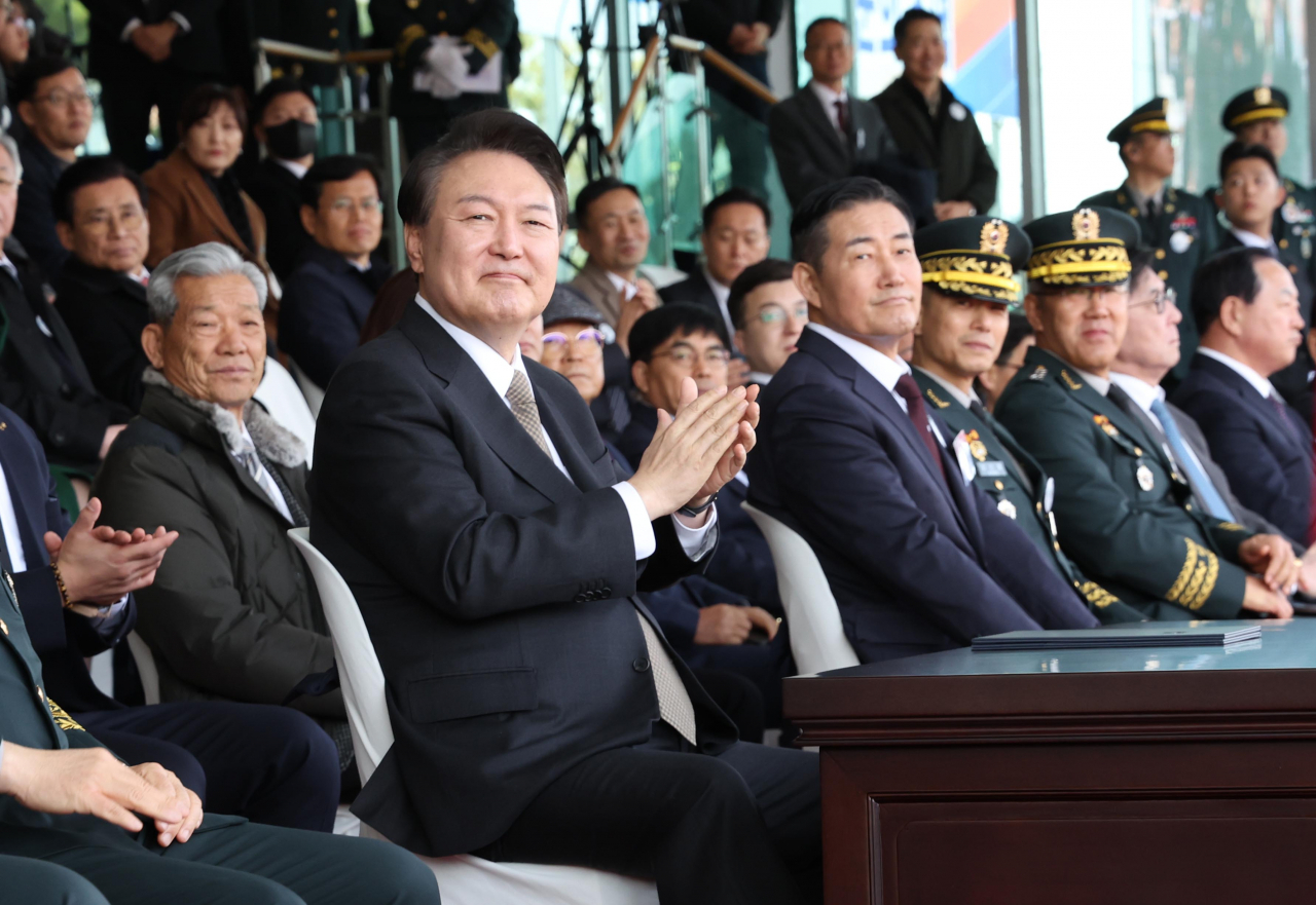 윤석열 대통령이 28일 충북 괴산군 육군학생군사학교에서 열린 2024년 학군장교 임관식에서 박수치고 있다. [연합]
