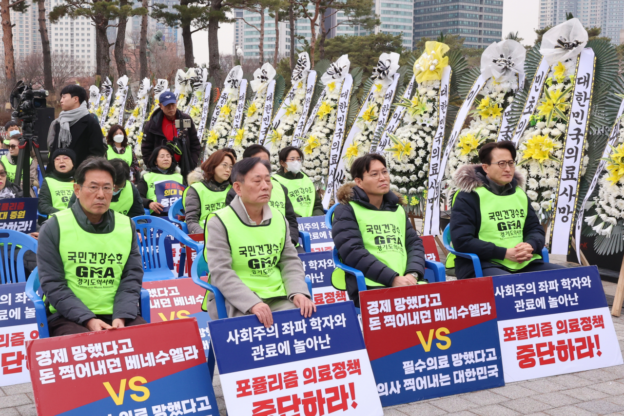 28일 오후 서울 용산구 대통령실 앞에서 경기도의사회가 주최한 '수요 반차 휴진 투쟁' 집회 현장에 "대한민국 의료 사망"이라고 쓰인 조화가 줄지어 놓여 있다. [연합]