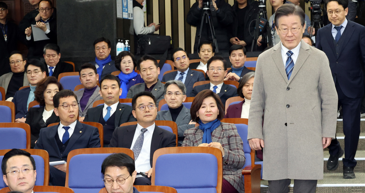더불어민주당 이재명 대표가 27일 국회에서 열린 의원총회에 참석하고 있다. 왼쪽으로 박용진, 노웅래, 홍영표 의원 등이 보인다. [연합]