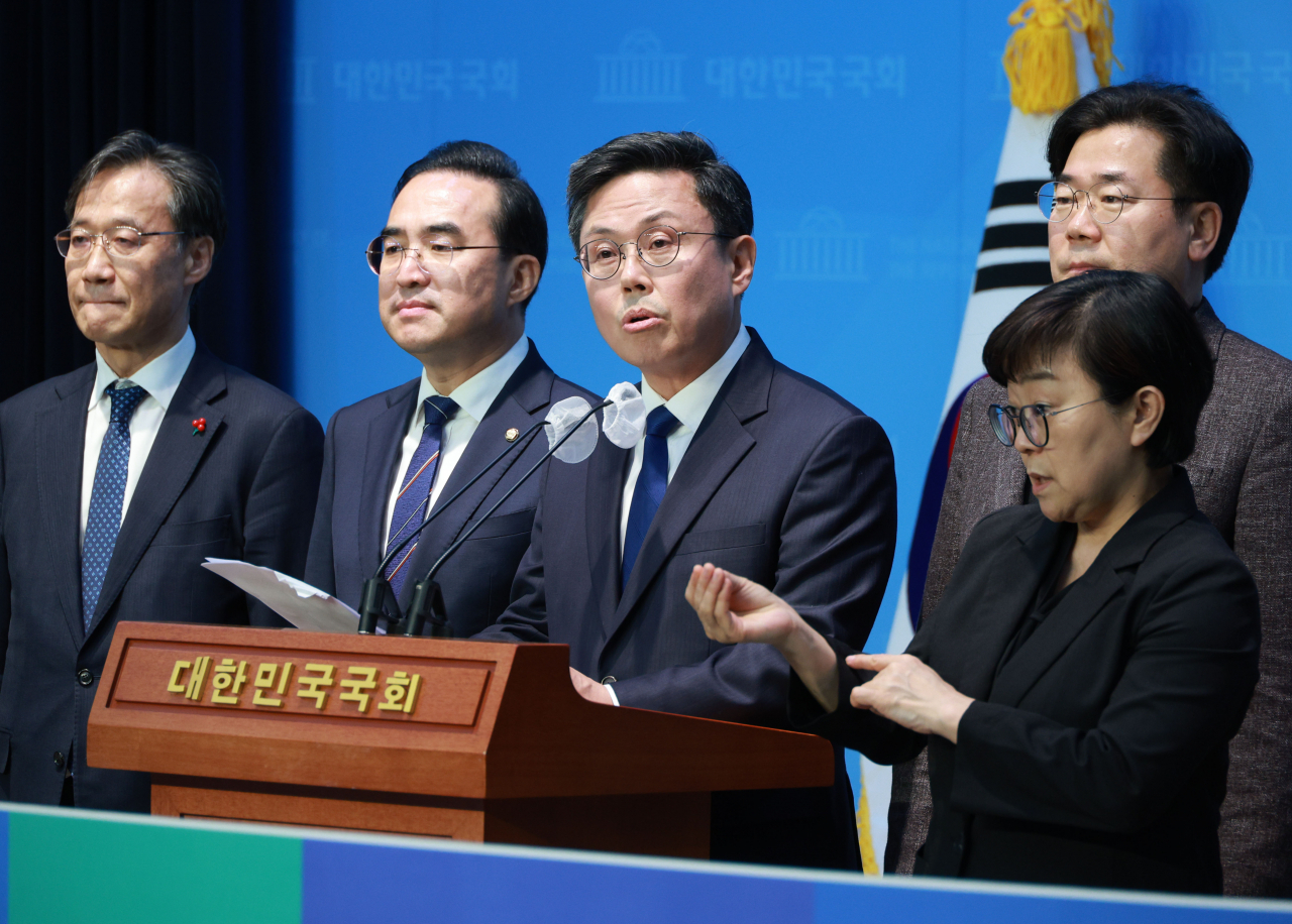 안도걸 전 기획재정부 차관이 더불어민주당 입당 기자회견을 하고 있다. 연합뉴스