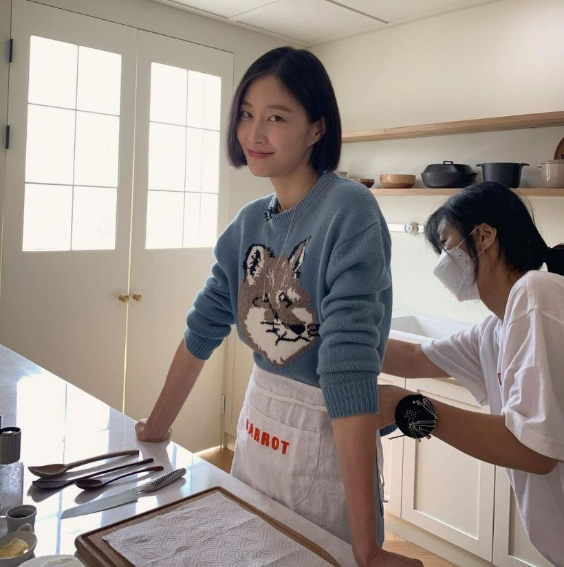 모델 이현이가 메종키츠네 제품을 입고 있다. [이현이 인스타그램]