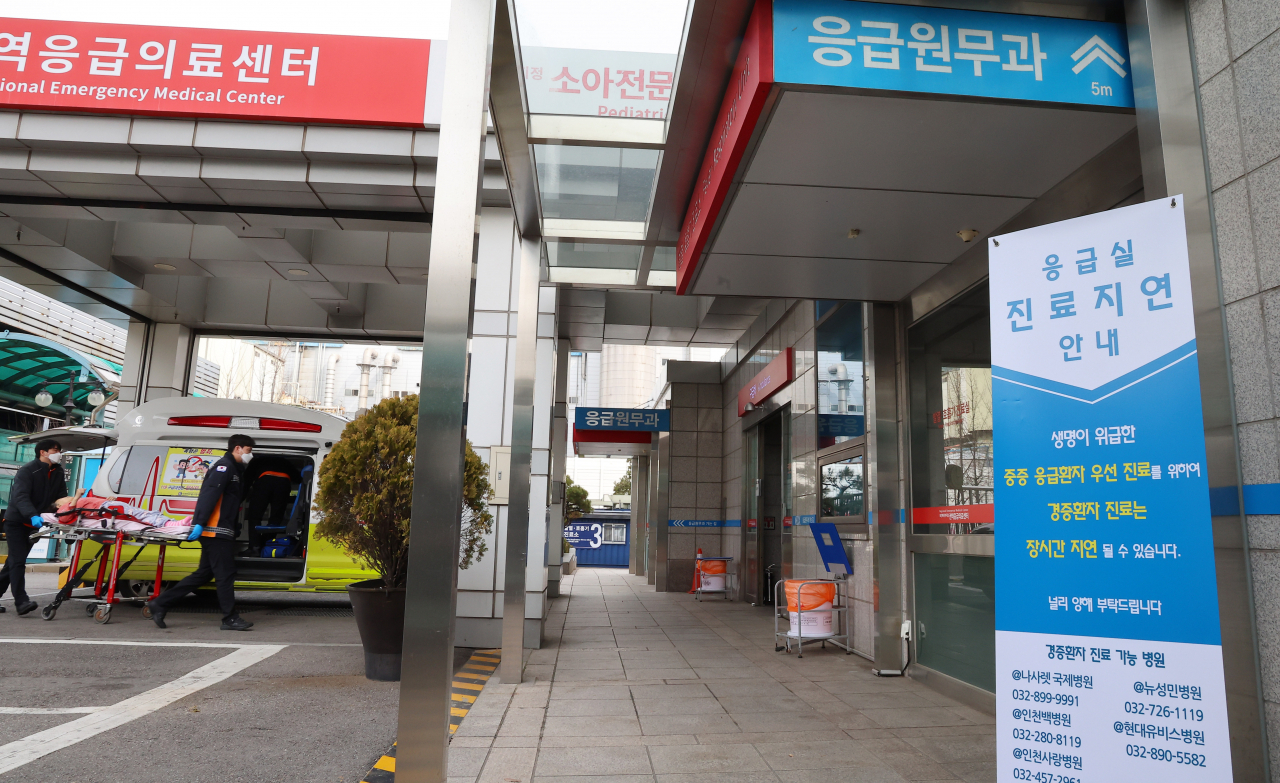 전공의 집단행동이 이어지고 있는 28일 인천의 한 대학병원 응급실 앞에서 한 응급환자가 이송되고 있다. 연합뉴스