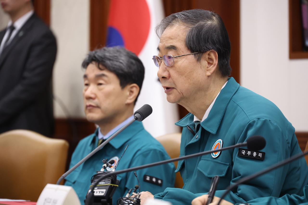 정부가 집단행동에 나선 전공의와 의대생들에게 제시한 현업 복귀 시한을 하루 앞둔 28일 오후 한덕수 국무총리가 서울 종로구 정부서울청사에서 열린 의사 집단행동 관련 중앙재난안전대책본부 회의에 참석해 발언하고 있다. [연합]