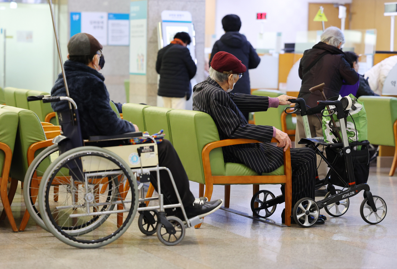 전공의 집단행동이 이어지고 있는 28일 인천의 한 대학병원에서 환자들이 진료를 기다리고 있다. [연합]