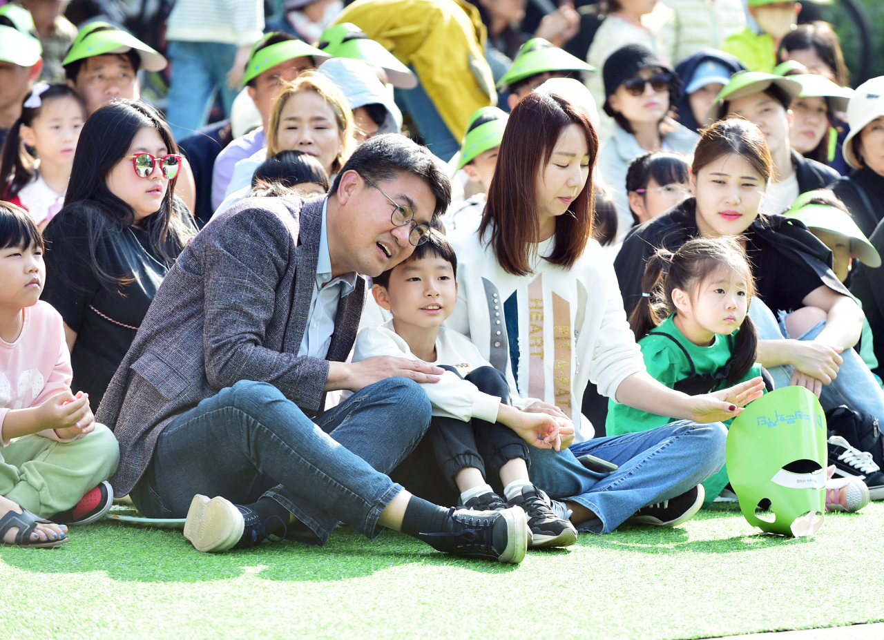 서울 노원구는 통계청에서 발표한 지난해 인구동향조사 결과 서울 25개 자치구 중 합계출산율 1위에 올랐다고 29일 밝혔다. 사진은 노원구 거리예술제.[노원구 제공]