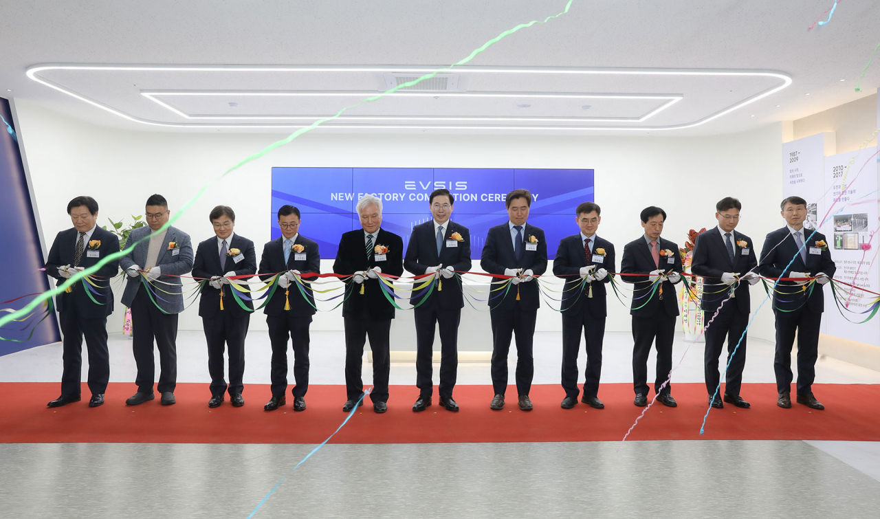 지난 28일 EVSIS 청주 신공장에서 열린 준공식에서 오영식 EVSIS 대표이사(가운데)를 비롯한 참석자들이 테이프 커팅식을 하고 있다. [롯데정보통신 제공]