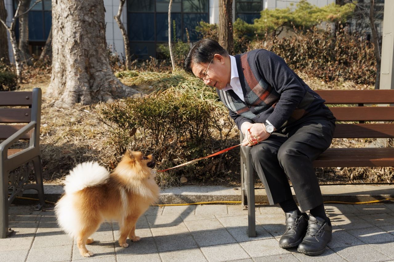 서울 마포구는 취약계층의 반려동물 진료비 부담을 덜어주는 ‘우리동네 동물병원’ 사업을 3월부터 시행한다고 29일 밝혔다. 박강수 마포구청장이 반려견과 여가를 보내고 있다.[마포구 제공]