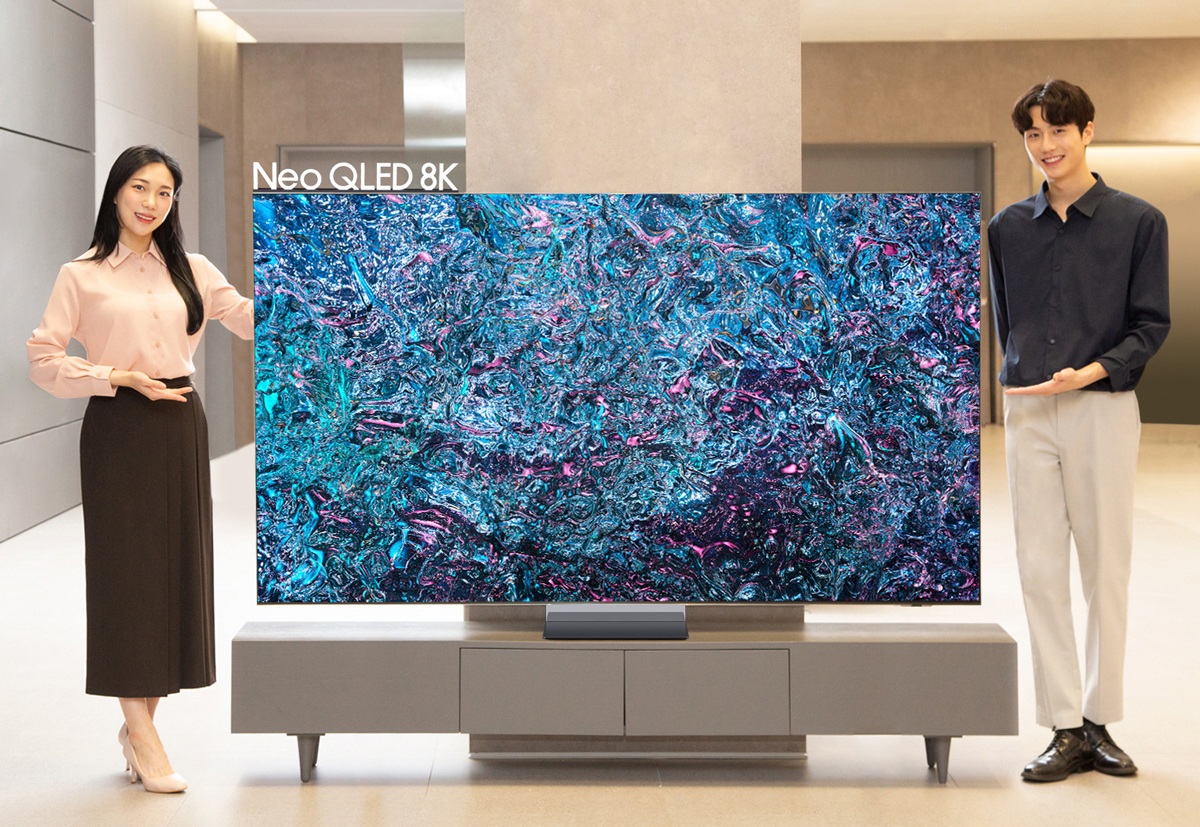 삼성전자 모델이 삼성스토어 대치점에서 2024형 Neo QLED 8K 85형 제품을 소개하고 있다. [삼성전자 제공]