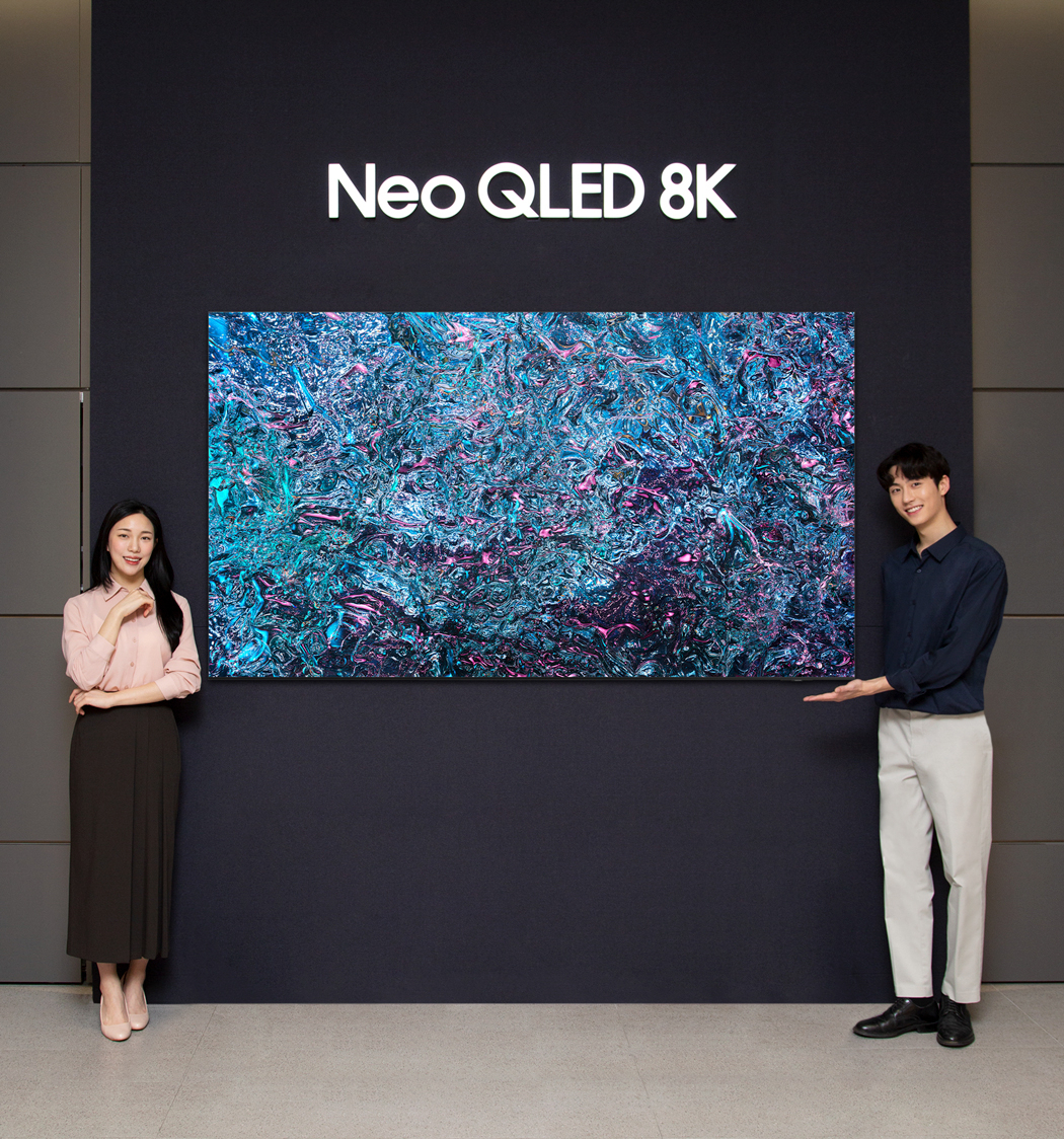 삼성전자 모델이 삼성스토어 대치점에서 2024형 Neo QLED 8K 85형 제품을 소개하고 있다. [삼성전자 제공]
