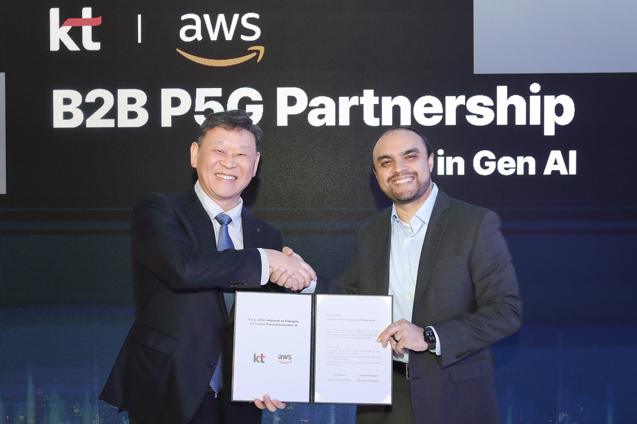안창용 KT Enterprise부문장 부사장(좌측)과 시바스 남비아르 AWS 통신 글로벌 사업 총괄(우측)이 파트너십 체결 후 기념 촬영을 하고 있다. [KT 제공]