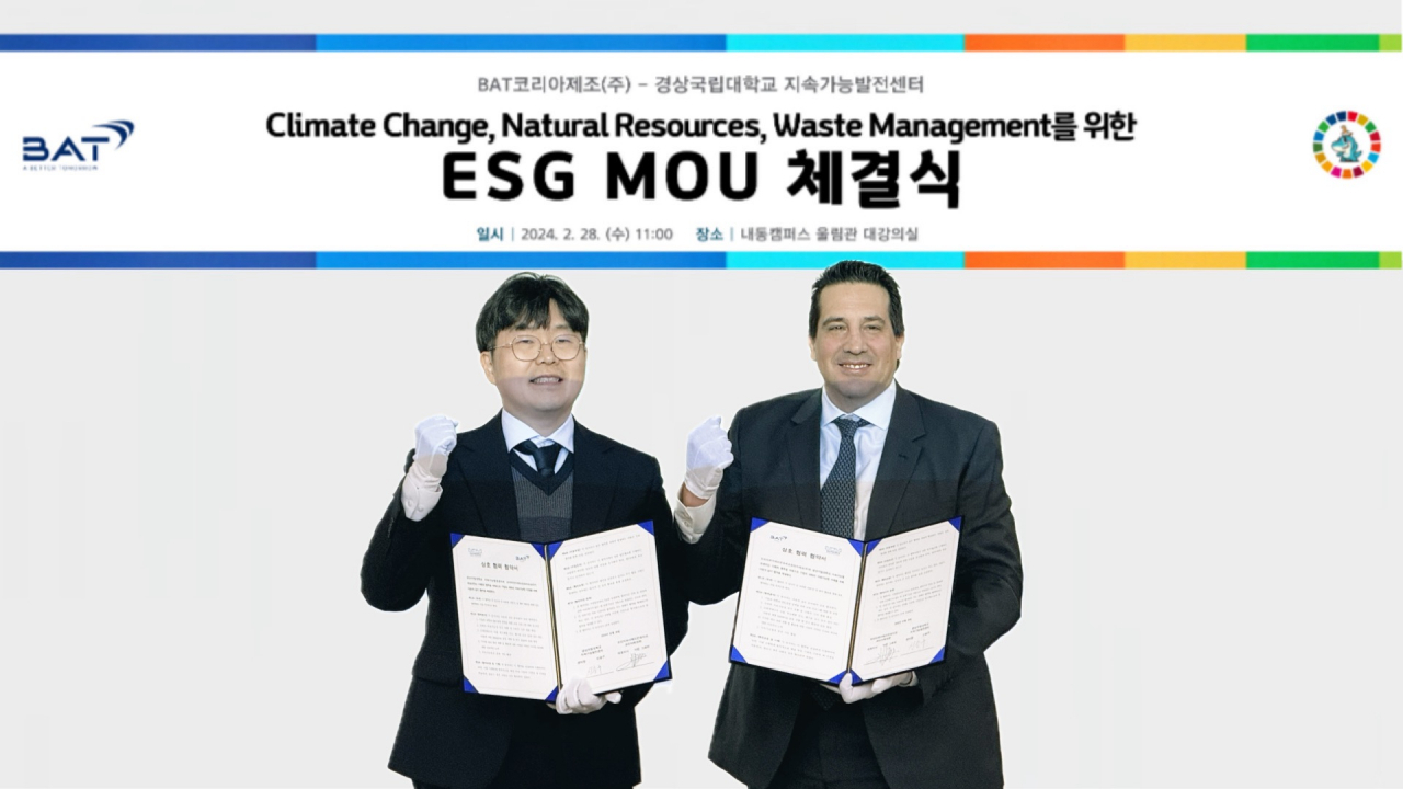 28일 경상국립대학교에서 열린 ESG 업무 협약식에서 마틴 그로버(오른쪽) BAT코리아제조 대표와 신승구 경상국립대 지속가능발전센터 센터장이 기념 촬영을 하고 있다. [BAT로스만스 제공]