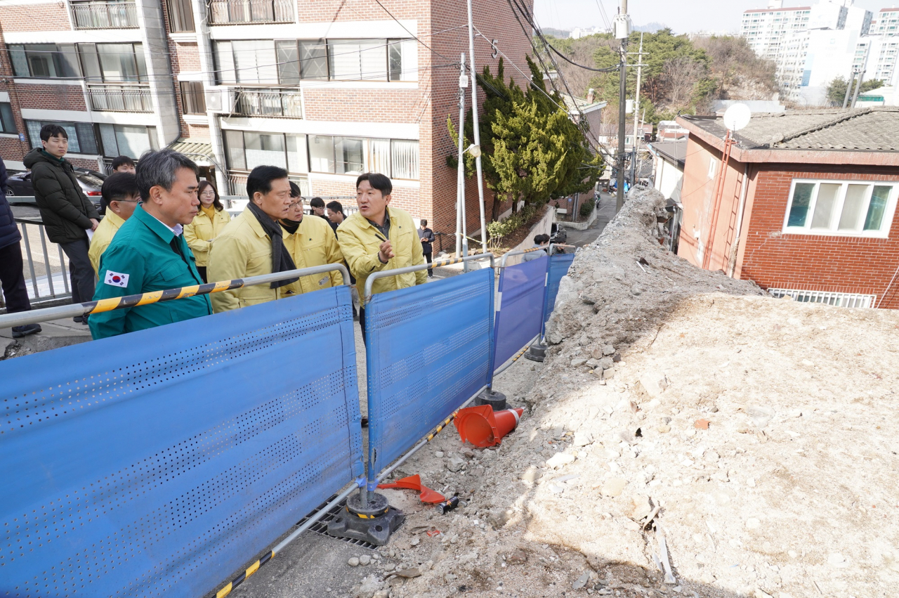 서울시는 해빙기를 맞아 3월22일까지 안전취약시설 4793곳에 대해 안전점검을 실시한다고 29일 밝혔다. 유창수 서울시 행정2부시장이 안전사고 위험성이 높은 지역을 찾아 점검하고 있다.[서울시 제공]