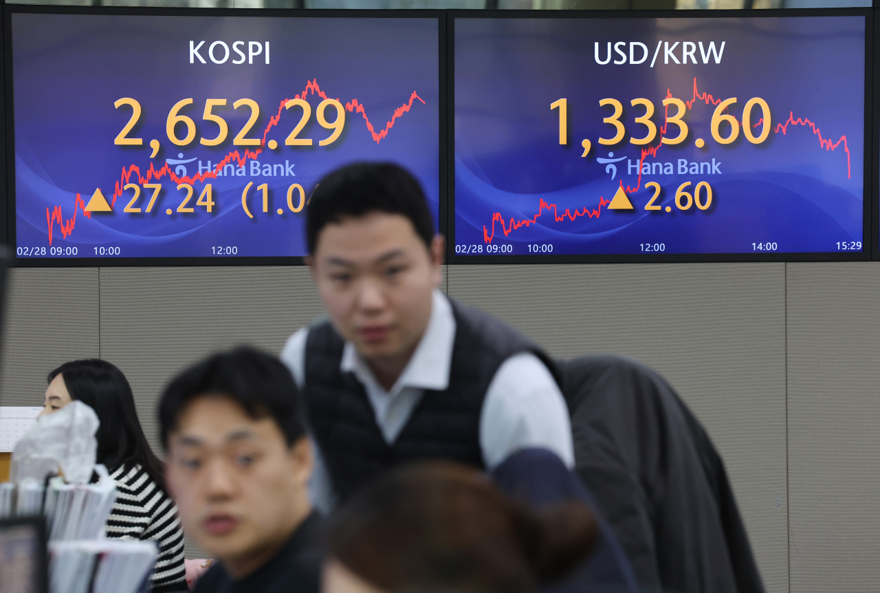 An electronic board showing the Korea Composite Stock Price Index at a dealing room of the Hana Bank headquarters in Seoul on Thursday. (Yonhap)