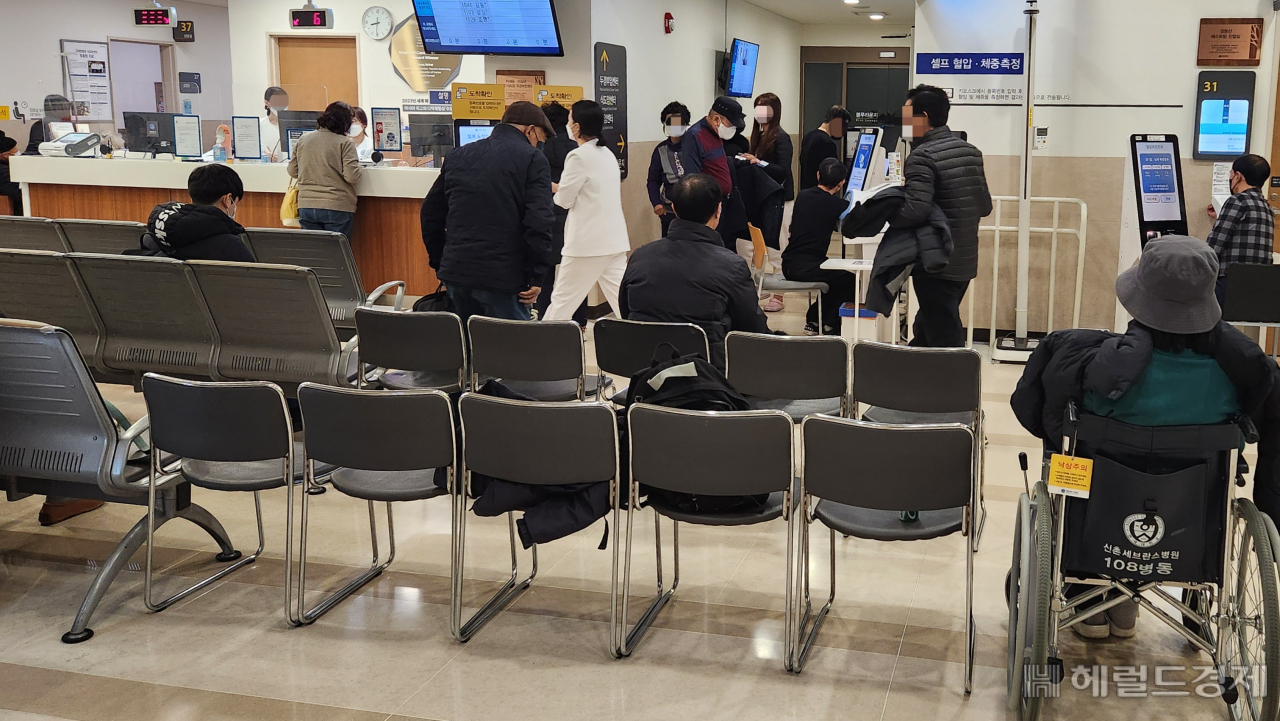 정부가 사직서를 내고 병원을 떠난 전공의들에게 전달한 복귀 시한인 29일 신촌세브란스 병원을 찾은 환자와 보호자들이 진료를 기다리고 있다. 안효정 기자