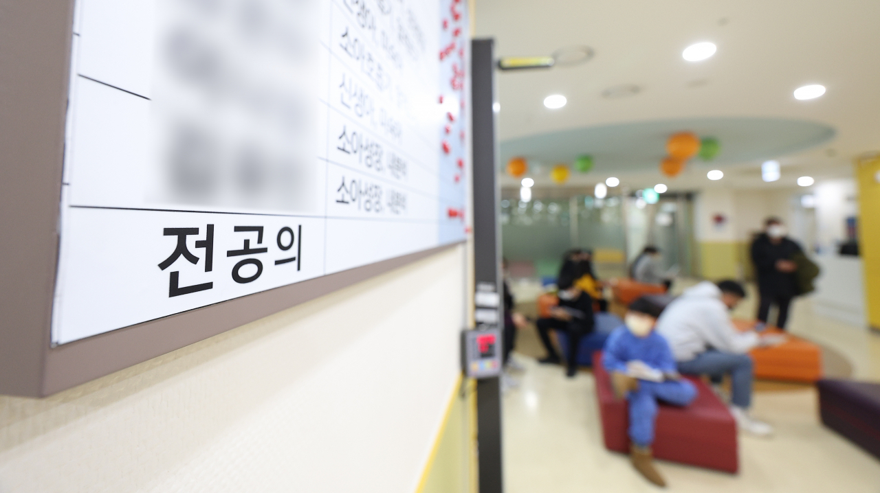 정부가 집단사직하고 병원을 떠난 전공의들에게 제시한 복귀 시한을 하루 앞둔 28일 대구 한 대학병원에 전공의 진료표가 비워져 있다. [연합]