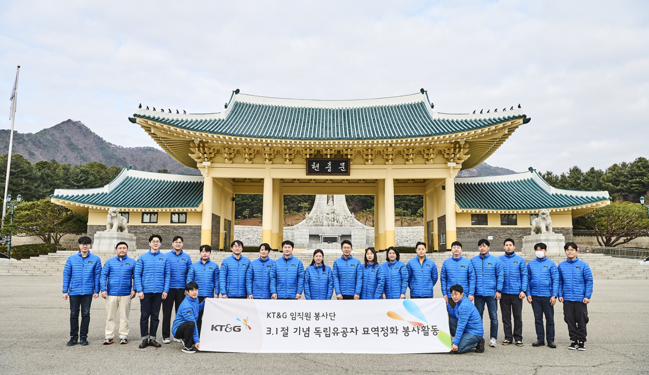 28일 K&G 임직원이 삼일절 기념 독립유공자 묘역정화 봉사활동에서 기념 사진을 촬영하고 있다. [KT&G 제공]