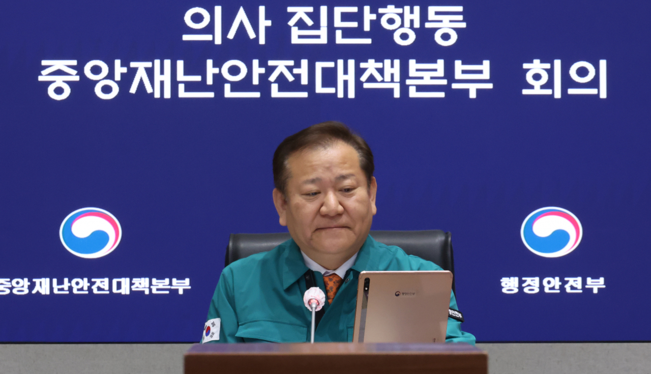 이상민 ‘의사 집단행동 중앙재난안전대책본부(중대본)’ 제2차장(행정안전부 장관)이 29일 정부서울청사 서울상황센터에서 열린 의사 집단행동 중앙재난안전대책본부 회의에서 발언하고 있다.[연합]