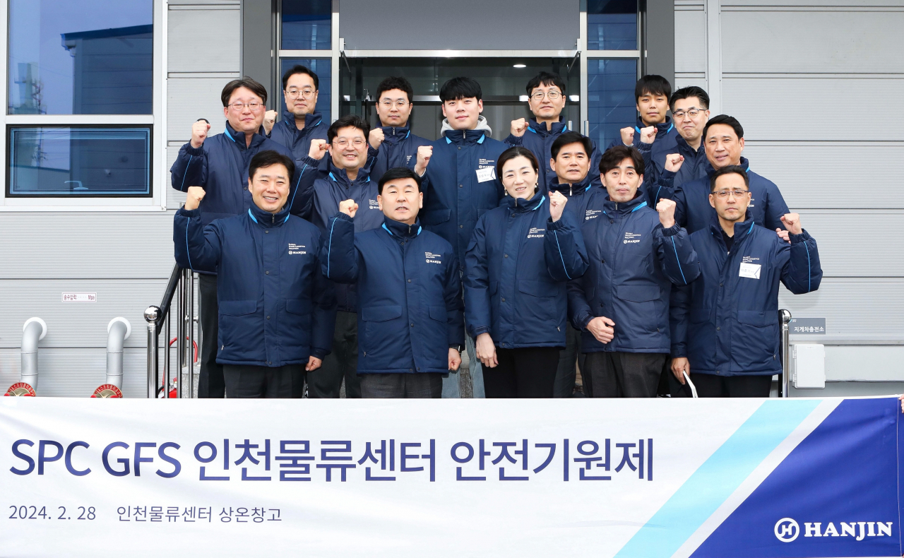 노삼석(첫 번째 줄 왼쪽에서 두 번째) 한진 대표이사 사장과 조현민(첫 번째 줄 가운데) 한진 사장 등 한진 관계자들이 지난 28일 진행된 ‘SPC GFS 인천물류센터’ 안전기원제 이후 단체사진을 촬영하는 모습. [한진 제공]