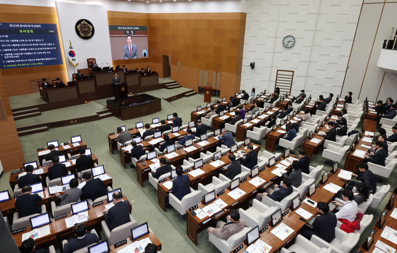 서울시의회가 1200억원을 들여 중구 을지로에 22층 신청사 건립을 추진 중이어서 논란이 예상된다. 사진은 이달 20일 서울 중구 서울시의회에서 임시회 본회의가 열리는 장면.[연합]
