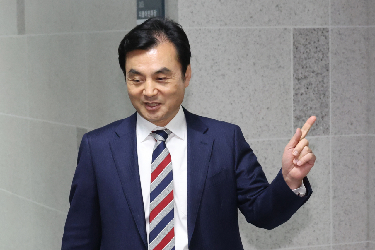 더불어민주당 안규백 전략공천관리위원장이 27일 전략공관위 회의가 열리는 국회 의원회관 회의실로 향하고 있다. [연합]