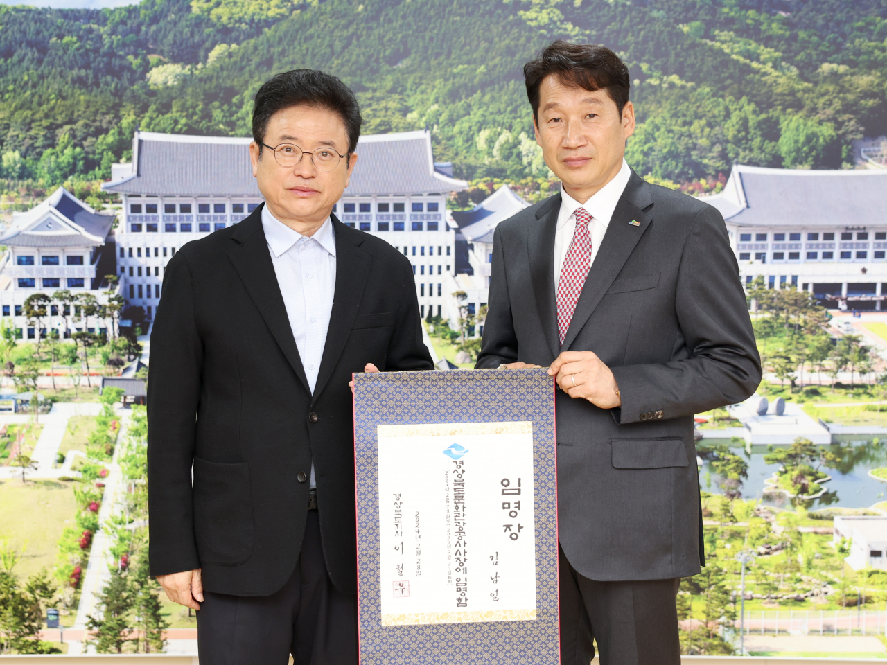 김남일(오른쪽) 경북문화관광공사 사장이 이철우 경북지사로부터 임명장을 받고 있다.[경북도 제공]