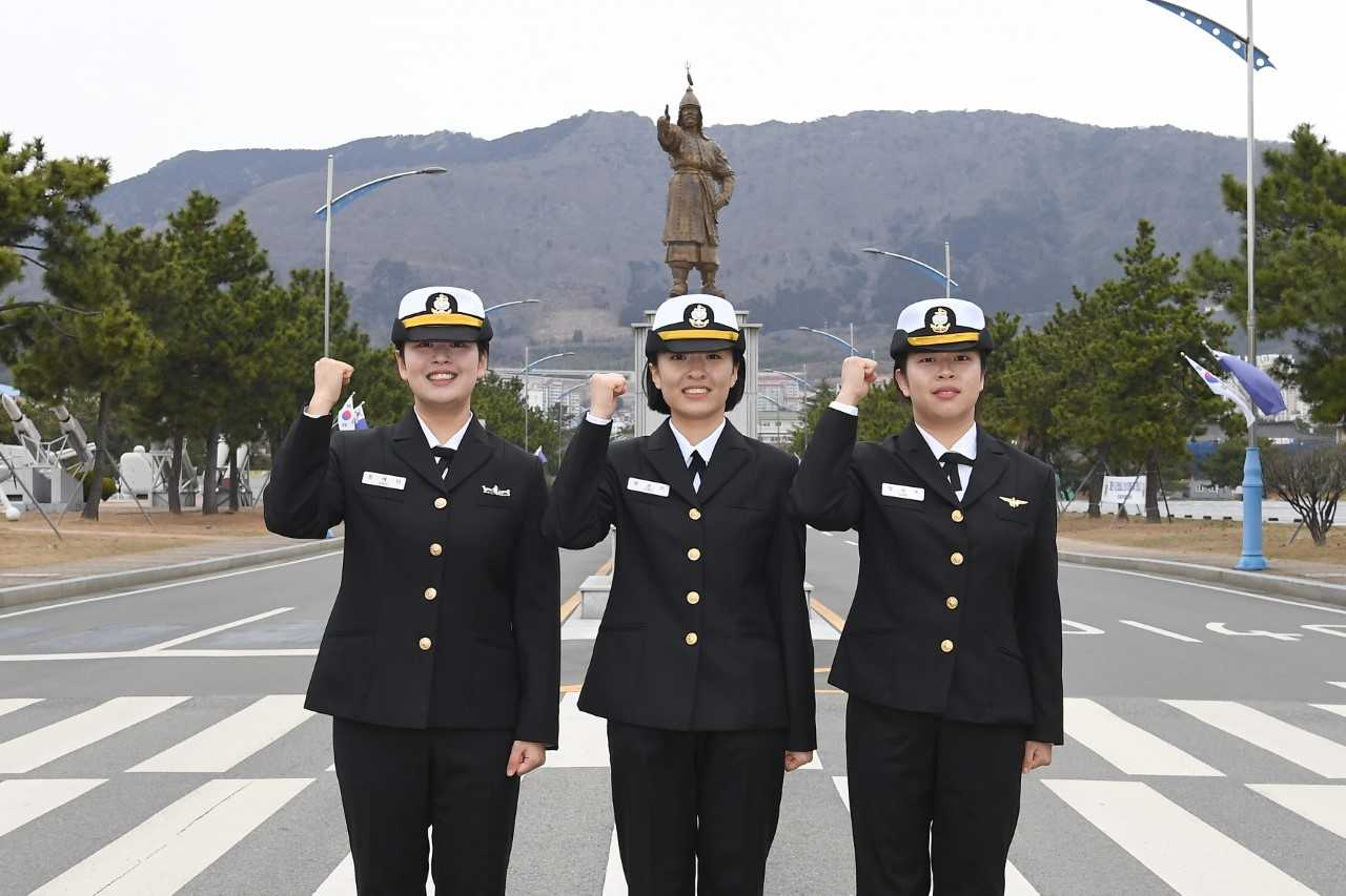 경상남도 창원 해군 교육사령부에서 29일 열린 제282기 부사관후보생 수료 및 임관식에서 세 자매 모두 해군 부사관으로 근무하게 된 정상미 하사(가운데)가 첫째 언니 정혜미 중사(왼쪽)와 둘째 언니 정선미 하사와 함께 기념촬영을 하고 있다. [해군 제공]
