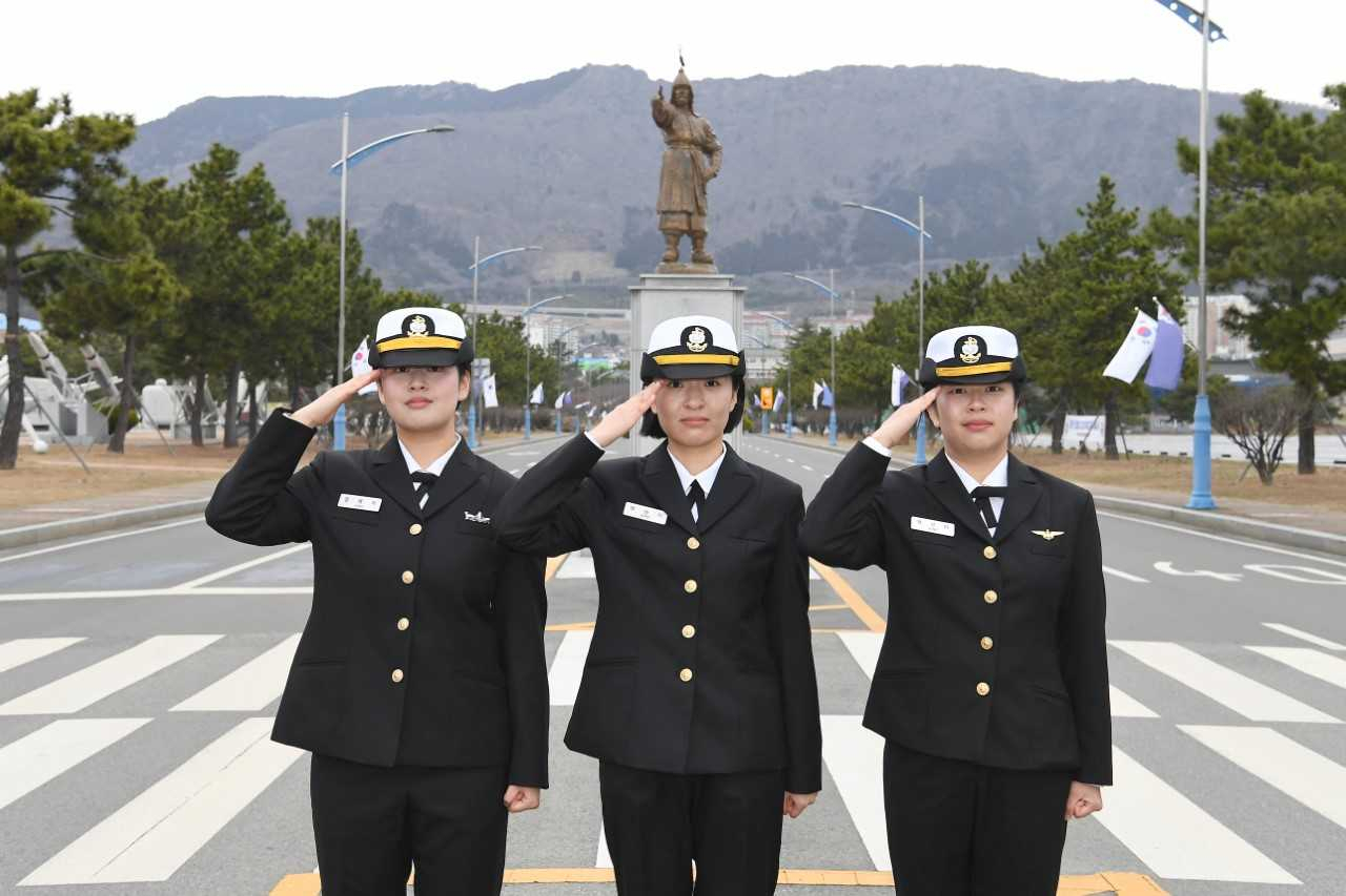 경상남도 창원 해군 교육사령부에서 29일 열린 제282기 부사관후보생 수료 및 임관식에서 세 자매 모두 해군 부사관으로 근무하게 된 정상미 하사(가운데)가 첫째 언니 정혜미 중사(왼쪽)와 둘째 언니 정선미 하사와 함께 기념촬영을 하고 있다. [해군 제공]
