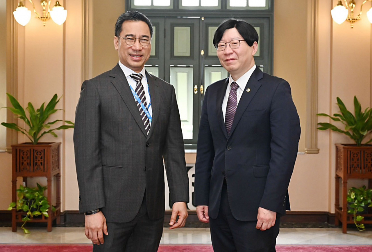 김소영 금융위원회 부위원장이 28일 오전 세타풋 수티왓나르풋 태국 중앙은행(Bank of Thailand) 총재와 면담 후 기념촬영을 하고 있다. [금융위원회 제공]