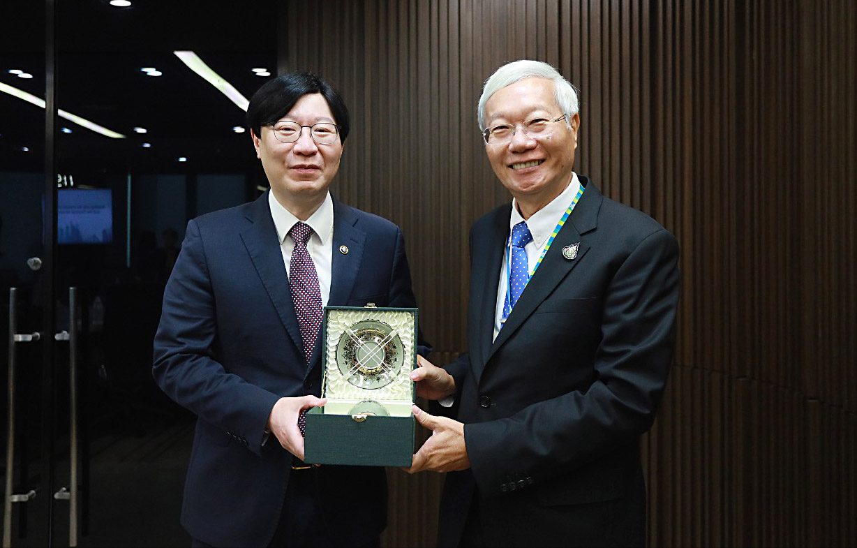 김소영 금융위원회 부위원장이 28일 오전 피치 아크라핏 태국 증권거래위원회(SEC) 의장과 면담 후 기념촬영을 하고 있다. [금융위원회 제공]