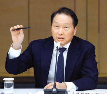 최태원 대한상공회의소 회장이 지난해 12월 18일 대한상의에서 열린 송년 기자간담회에서 기자들의 질문에 답변하고 있다. [대한상공희외소 제공]