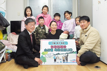 김길성(왼쪽) 서울 중구청장이 22일 7번째 아이를 낳아 화제가 된 부부 집에 직접 방문해 축하하고 있다. [중구청 제공]