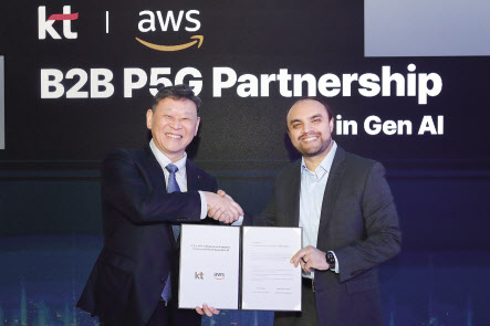 안창용 KT Enterprise부문장 부사장(좌측)과 시바스 남비아르 AWS 통신 글로벌 사업 총괄(우측)이 파트너십 체결 후 기념 촬영을 하고 있다. [KT 제공]