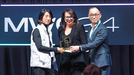 엄종환(왼쪽 세번째) SKT ESG혁신 담당과 조수원(왼쪽 첫번째) 투아트 대표가 AI기반 시각보조 음성 안내 서비스 ‘설리번파인더’로 수상하고 있다.