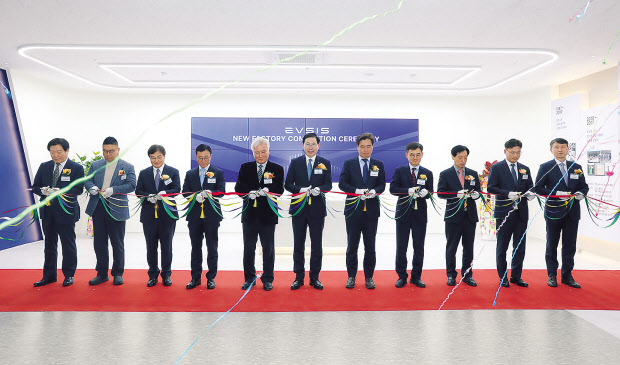 28일 EVSIS 청주 신공장에서 열린 준공식에서 오영식 EVSIS 대표이사(가운데)를 비롯한 참석자들이 테이프 커팅식을 하고 있다.