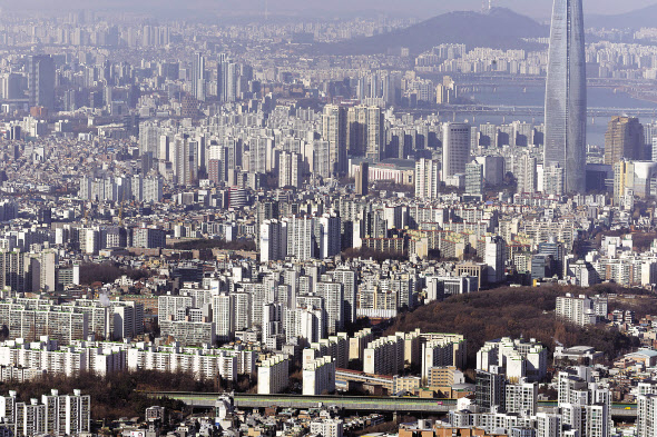 경기도 광주시 남한산성에 본 서울의 아파트 단지 모습 [연합]