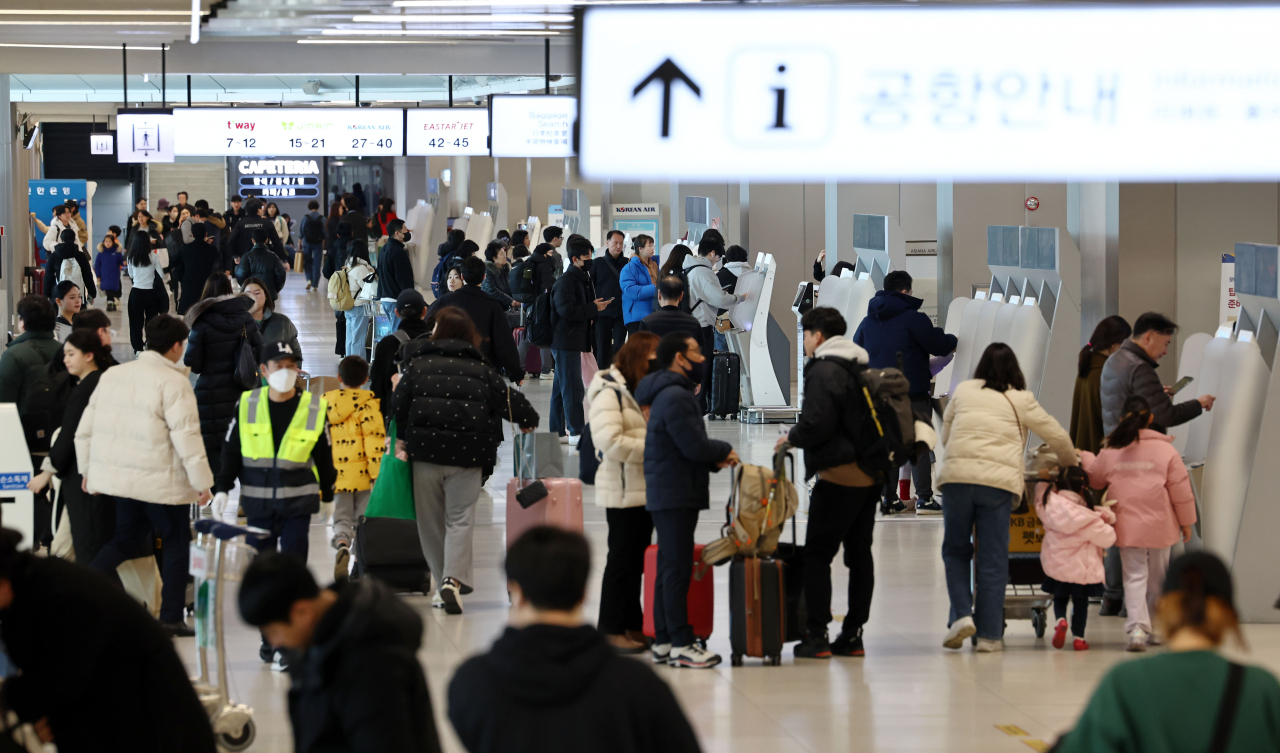 김포국제공항 국내선 출국장에서 여행객들이 탑승수속을 하고 있다. [연합]