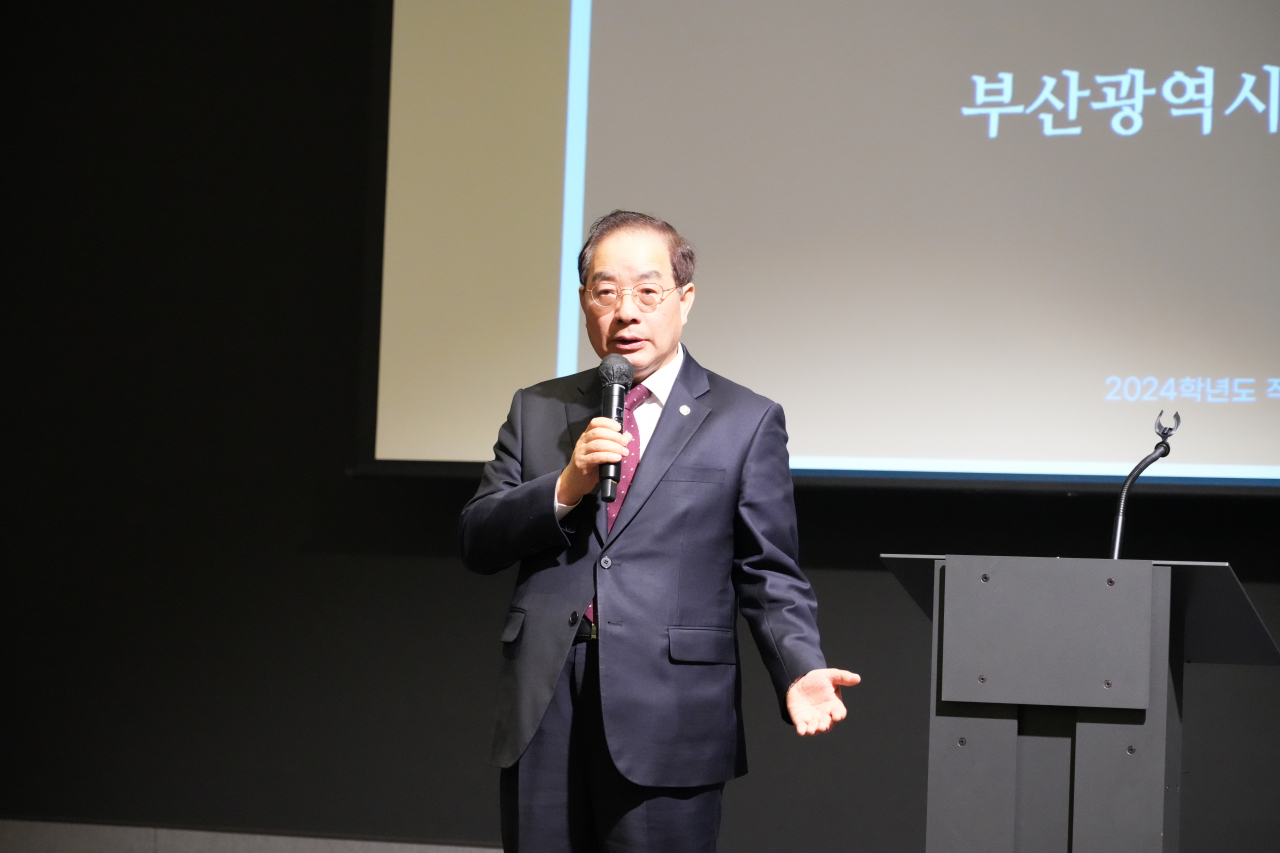 하윤수 부산시교육감이 29일 오전 윈덤그랜드부산 그랜드볼룸에서 열린 ‘2024학년도 직업계고 취업역량강화 워크숍’을 찾아 직업교육 내실화 지원을 약속하고 있다. [사진=부산교육청]