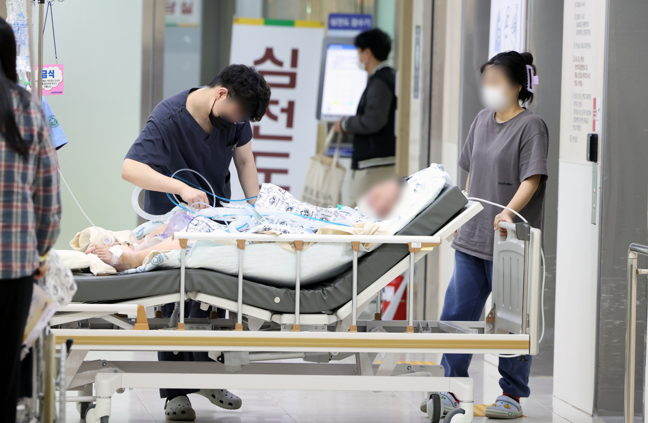 정부가 정한 이탈 전공의 복귀 시한인 29일 광주 전남대병원에서 한 의료진이 환자를 돌보고 있다.연합]